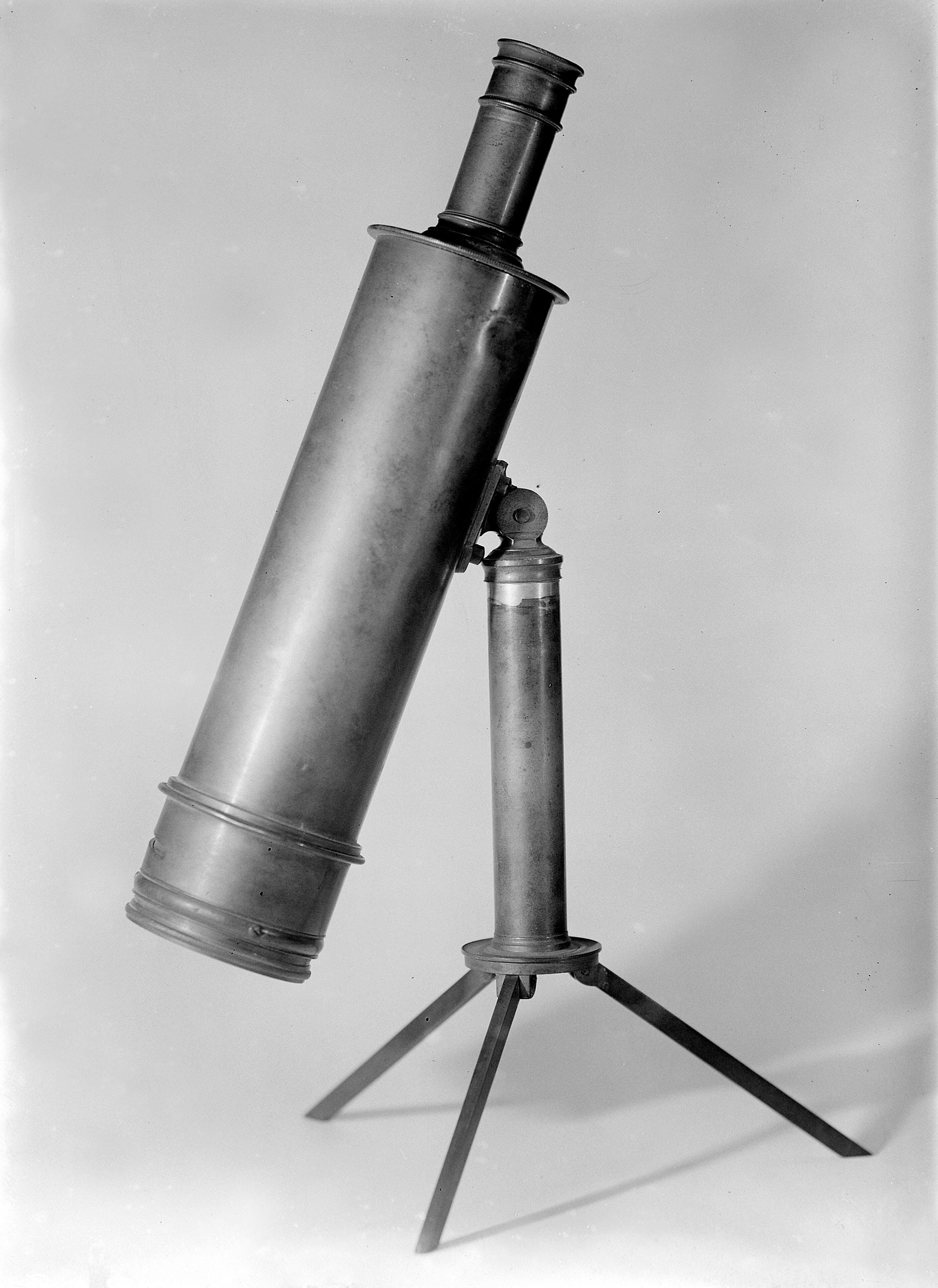 Nachet collection: Passemant model telescope, brass on tripod feet. Wellcome Collection.